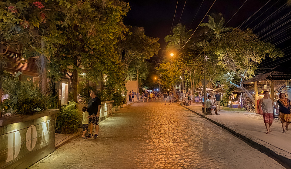 Passeio 'By Night' Arraial d'Ajuda | Porto Nativo Turismo